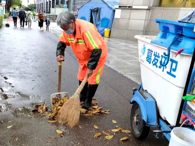暴雨后,環衛工人和泥沙、落葉干上了!